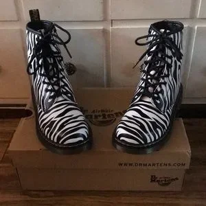 Dr martens delaney 37 hot sale